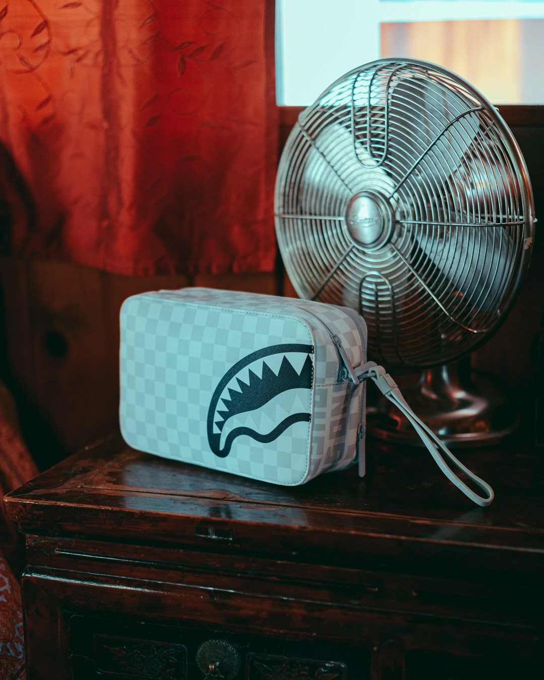 SPLIT THE CHECK PEARL TOILETRY BAG - Image 9