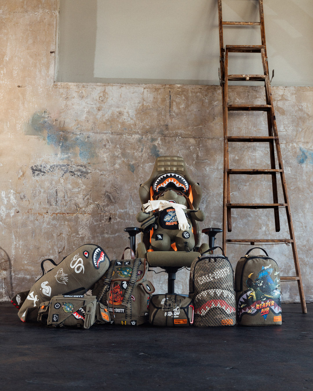 CALL OF DUTY SHARK TORPEDO DUFFLE - Image 4